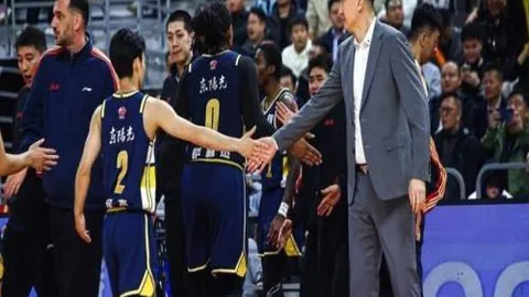 英超首秀进球盛宴：布莱顿与森林15分钟内3球大战