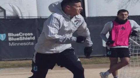 阿森纳球员腿部画作逗乐女友，引发众人欢笑！